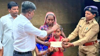 Photo of ડાંગના મોટી દબાસ ગામના મૃતકના વારસદારને દસ લાખની સહાયનો ચેક‌ અર્પણ કરાયો :