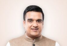 Photo of નાયબ મુખ્યમંત્રી હર્ષ સંઘવીનો અભિનંદન સંદેશ: ‘પ્રોજેક્ટ મિલાપ’થી ૧૩ વર્ષ પછી વાનરચોંડનો દીકરો પરિવારને પરત