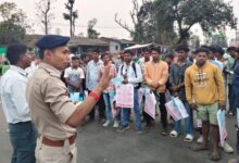 Photo of ડાંગમાં સાઇબર જાગૃતિ અભિયાન: લશ્કરિયા હાટ બજારમાં પેમ્પ્લેટ અને બેગનું વિતરણ