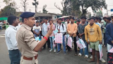 Photo of ડાંગમાં સાઇબર જાગૃતિ અભિયાન: લશ્કરિયા હાટ બજારમાં પેમ્પ્લેટ અને બેગનું વિતરણ