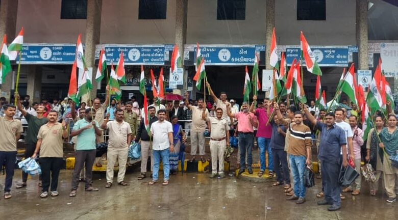Photo of ‘હર ઘર તિરંગા’ અભિયાન અંતર્ગત આહવા એસ.ટી. ડેપો ખાતે તિરંગા યાત્રા યોજાઈ: